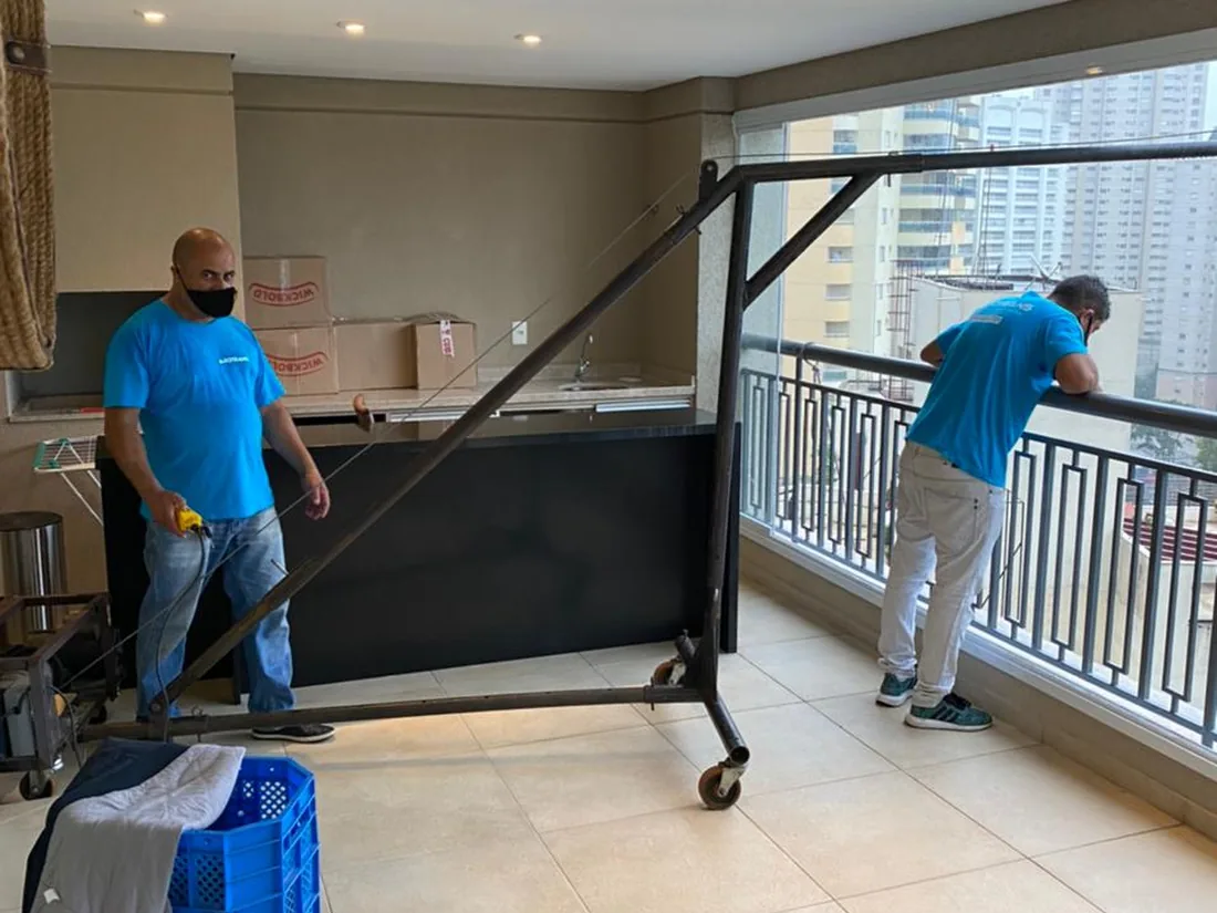Estrutura de içamento montada em varanda