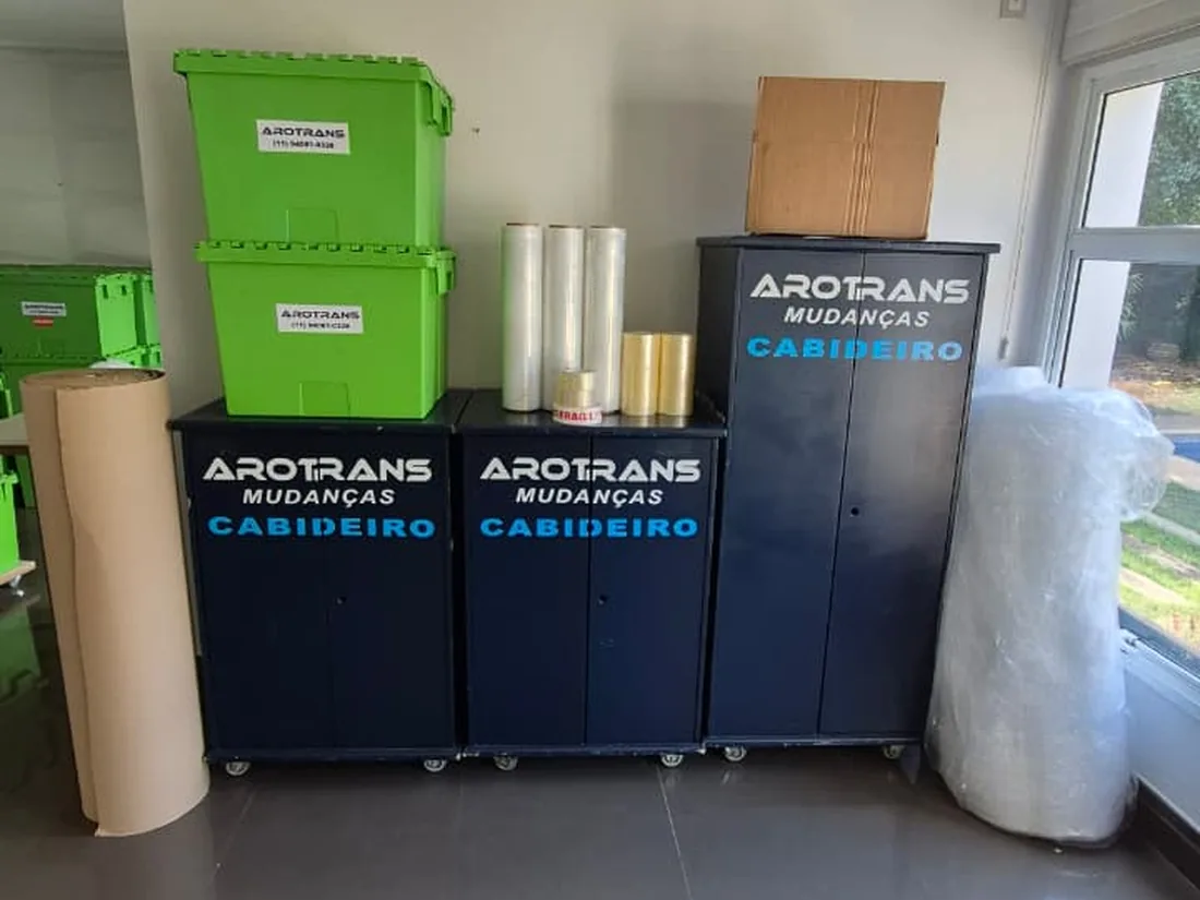 Cabideiros, caixas e materiais Arotrans